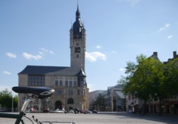 Fahrrad und Rathaus von Dessau