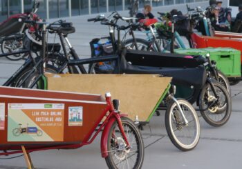 Transporträder parken vor dem bauhausmuseum in Dessau